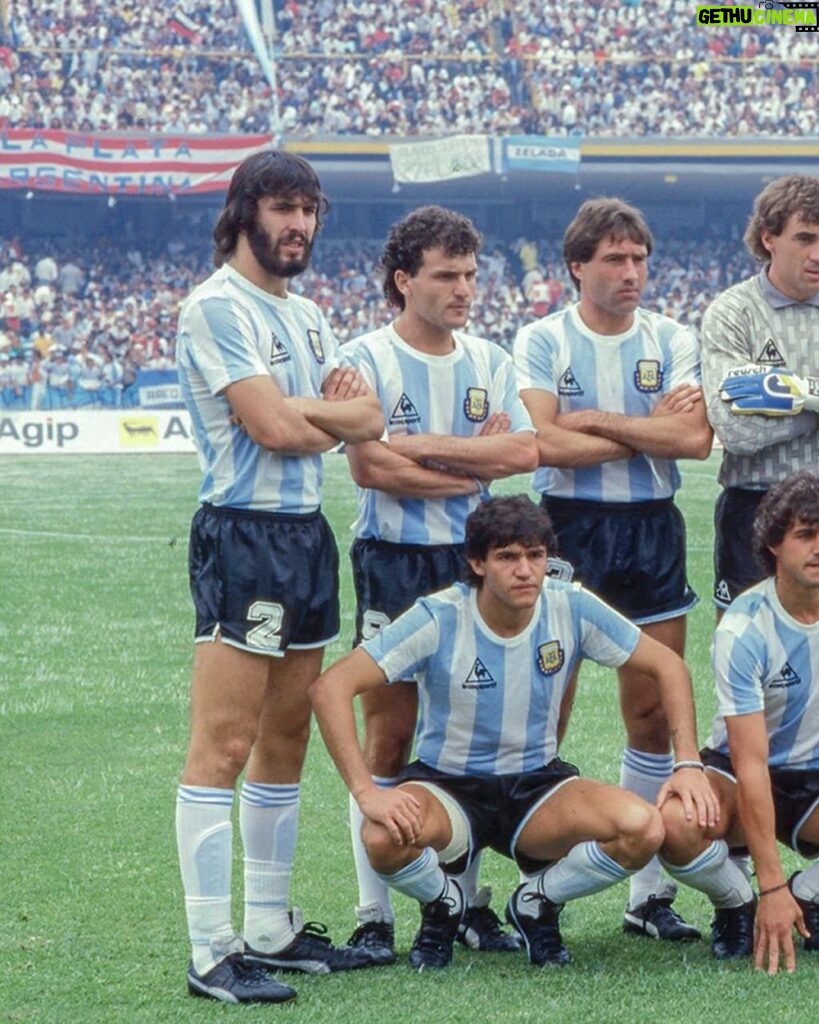 Diego Maradona Instagram - Un poco de magia para recordar el partido contra Bulgaria, un día como hoy, en México '86. Esta victoria por 2-0, con goles de Valdano y Burru, fue clave para clasificar primeros y definir el equipo que terminó consagrándose campeón del mundo ❤🇦🇷 Estadio Olimpico Universitario