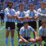 Diego Maradona Instagram - El segundo partido del Mundial 1986 fue contra Italia, los campeones del mundo en aquél momento. Todos ellos te conocían bien, porque ya jugabas en el Napoli. Tu amigo Salvatore Bagni te siguió por toda la cancha. Con él se iban alternando De Napoli, Scirea, Vierchowod, Cabrini y Di Gennaro, para evitar las amonestaciones. Fue un partido difícil, muy físico. Y en la jugada del gol sabías que la única oportunidad de superar a Scirea era pegándole a la pelota en el aire, antes de que caiga. Eso sorprendió también al grandísimo Giovanni Galli, que esperaba un cañonazo, pero la acariciaste con la mano. Volaré...🇦🇷 Estadio Cuauhtemoc Puebla