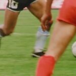 Diego Maradona Instagram - 2 de junio de 1986 Argentina 3 vs. Corea 1 Algunos cuentan cuántos títulos ganaste, otros cuentan cuántos goles hiciste, en cuántos equipos jugaste, cuántos tiros libres pateaste, cuántos penales erraste. Y se olvidan del contexto, de tus luchas, esas que te trajeron tantos problemas. Hubiese sido mejor jugar y quedarse callado, claro. Pero no entienden que vos no fuiste sólo un jugador de fútbol. Fuiste algo más que eso. Por eso hoy queremos recordar, una vez más, el debut de Argentina en el Mundial de México 86. Una copa del mundo que fue un punto de inflexión en la historia del fútbol. No jugaron sólo contra Corea, sino que jugaron contra la FIFA, contra el periodismo, contra el clima, contra los campos de juego en mal estado, contra el fantasma de una guerra, durmiendo en lugares precarios, sin indumentaria, con gente a las trompadas en la tribuna, y con muy pocos hinchas argentinos haciendo el aguante. Pero tus luchas dieron también sus frutos: el Fair Play actual, que protege a los jugadores, campos de juego espectaculares, planteles durmiendo en hoteles 5 estrellas. Y el VAR. Muchos dicen que con el VAR vos no hubieses sido campeón del mundo. Yo creo que hubieses podido hacer más goles y dar aun más espectáculo, en vez de convertirte en el jugador más golpeado de la historia de los mundiales. Gracias papá, por tu coraje y por tu amor propio 🇦🇷