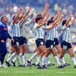 Diego Maradona Instagram - 2 de junio de 1986 Argentina 3 vs. Corea 1 Algunos cuentan cuántos títulos ganaste, otros cuentan cuántos goles hiciste, en cuántos equipos jugaste, cuántos tiros libres pateaste, cuántos penales erraste. Y se olvidan del contexto, de tus luchas, esas que te trajeron tantos problemas. Hubiese sido mejor jugar y quedarse callado, claro. Pero no entienden que vos no fuiste sólo un jugador de fútbol. Fuiste algo más que eso. Por eso hoy queremos recordar, una vez más, el debut de Argentina en el Mundial de México 86. Una copa del mundo que fue un punto de inflexión en la historia del fútbol. No jugaron sólo contra Corea, sino que jugaron contra la FIFA, contra el periodismo, contra el clima, contra los campos de juego en mal estado, contra el fantasma de una guerra, durmiendo en lugares precarios, sin indumentaria, con gente a las trompadas en la tribuna, y con muy pocos hinchas argentinos haciendo el aguante. Pero tus luchas dieron también sus frutos: el Fair Play actual, que protege a los jugadores, campos de juego espectaculares, planteles durmiendo en hoteles 5 estrellas. Y el VAR. Muchos dicen que con el VAR vos no hubieses sido campeón del mundo. Yo creo que hubieses podido hacer más goles y dar aun más espectáculo, en vez de convertirte en el jugador más golpeado de la historia de los mundiales. Gracias papá, por tu coraje y por tu amor propio 🇦🇷