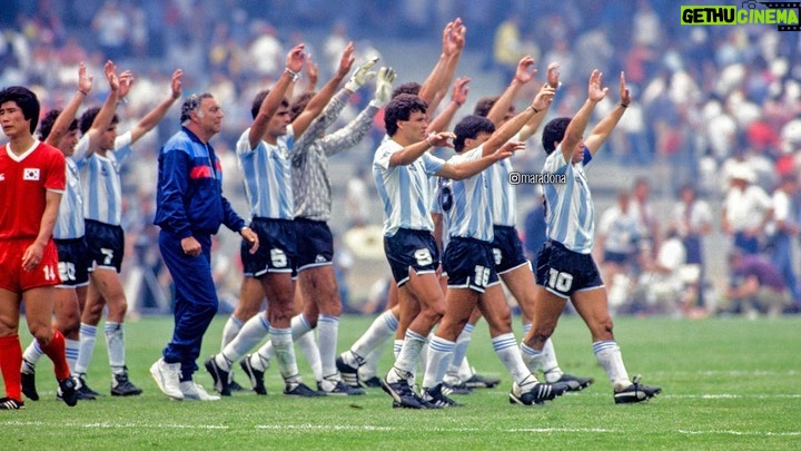 Diego Maradona Instagram - 2 de junio de 1986 Argentina 3 vs. Corea 1 Algunos cuentan cuántos títulos ganaste, otros cuentan cuántos goles hiciste, en cuántos equipos jugaste, cuántos tiros libres pateaste, cuántos penales erraste. Y se olvidan del contexto, de tus luchas, esas que te trajeron tantos problemas. Hubiese sido mejor jugar y quedarse callado, claro. Pero no entienden que vos no fuiste sólo un jugador de fútbol. Fuiste algo más que eso. Por eso hoy queremos recordar, una vez más, el debut de Argentina en el Mundial de México 86. Una copa del mundo que fue un punto de inflexión en la historia del fútbol. No jugaron sólo contra Corea, sino que jugaron contra la FIFA, contra el periodismo, contra el clima, contra los campos de juego en mal estado, contra el fantasma de una guerra, durmiendo en lugares precarios, sin indumentaria, con gente a las trompadas en la tribuna, y con muy pocos hinchas argentinos haciendo el aguante. Pero tus luchas dieron también sus frutos: el Fair Play actual, que protege a los jugadores, campos de juego espectaculares, planteles durmiendo en hoteles 5 estrellas. Y el VAR. Muchos dicen que con el VAR vos no hubieses sido campeón del mundo. Yo creo que hubieses podido hacer más goles y dar aun más espectáculo, en vez de convertirte en el jugador más golpeado de la historia de los mundiales. Gracias papá, por tu coraje y por tu amor propio 🇦🇷