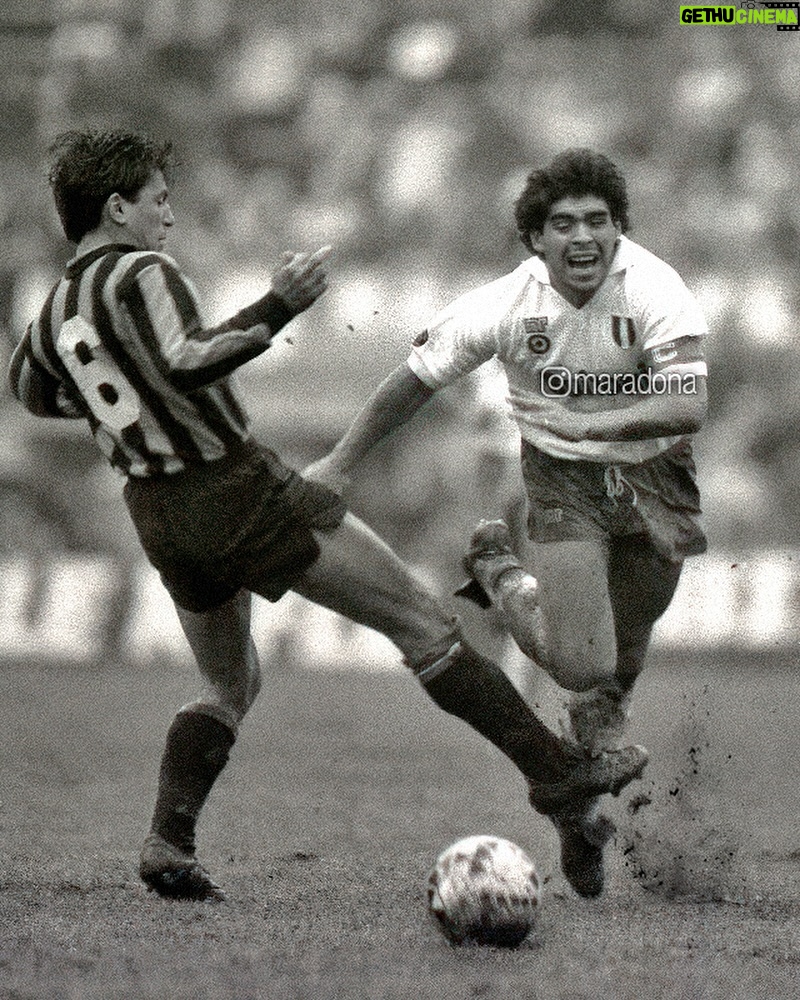 Diego Maradona Instagram - Un altro calcio, la stessa passione 💙 #forzanapolisempre