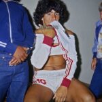 Diego Maradona Instagram - Un día como hoy, en 1981, jugaste "dos partidos en uno". El primer tiempo fue tu despedida de Argentinos Juniors, el club que te vio nacer. Y el segundo tiempo fue el de tu bienvenida a Boca. Ya estaba todo arreglado con River Plate, pero "algo pasó". Te dijeron que no podías cobrar lo mismo que cobraban los jugadores campeones del mundo del '78. Así que los gambeteaste a todos y generaste tu propio pase a Boca. No importó que el club estuviera quebrado. Firmaste al mediodía, y organizaron de apuro un partido amistoso entre Boca y Argentinos, para esa misma noche. Tenías un desgarro en el bíceps de la pierna izquierda, pero jugaste igual. Y dos días después debutaste oficialmente contra Talleres de Córdoba (sí, otra vez Talleres). Muchas cosas cambiaron en todos estos años, Viejo. Pero para nosotros, seguís siendo incomparable ❤️ Estadio Boca Juniors, La Boca, Buenos Aires