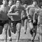Diego Maradona Instagram - Qué foto, no? Un día como hoy, en el Sudamericano de 1979, la Sub 20 consiguió su pasaje al Mundial de Japón. Fue 1-0 contra Brasil. En el torneo de 1977 no pudieron ganar ningún partido. Pero en el de 1979, salieron vice campeones (como le decían en aquella época). El campeón fue Uruguay, que tenía un equipazo (su arquero Fernando Alves recibió un sólo gol en todo el campeonato), Argentina fue segunda y tercero Paraguay. Estos tres equipos representaron a Sudamérica en el mundial juvenil. En la foto estás con la indumentaria de Brasil, que intercambiaste con el capitán Wagner Basilio. Y en la segunda aparecen Barrerita, @juanesimon60, Bachino, el Pelado Díaz, Rossi, vos, Huguito Alves, Rinaldi y el Pichi Escudero. Un grupo de chicos que nunca dejaron de correr detrás de sus sueños ❤️🇦🇷 Montevideo, Uruguay