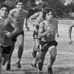 Diego Maradona Instagram - Qué foto, no? Un día como hoy, en el Sudamericano de 1979, la Sub 20 consiguió su pasaje al Mundial de Japón. Fue 1-0 contra Brasil. En el torneo de 1977 no pudieron ganar ningún partido. Pero en el de 1979, salieron vice campeones (como le decían en aquella época). El campeón fue Uruguay, que tenía un equipazo (su arquero Fernando Alves recibió un sólo gol en todo el campeonato), Argentina fue segunda y tercero Paraguay. Estos tres equipos representaron a Sudamérica en el mundial juvenil. En la foto estás con la indumentaria de Brasil, que intercambiaste con el capitán Wagner Basilio. Y en la segunda aparecen Barrerita, @juanesimon60, Bachino, el Pelado Díaz, Rossi, vos, Huguito Alves, Rinaldi y el Pichi Escudero. Un grupo de chicos que nunca dejaron de correr detrás de sus sueños ❤️🇦🇷 Montevideo, Uruguay