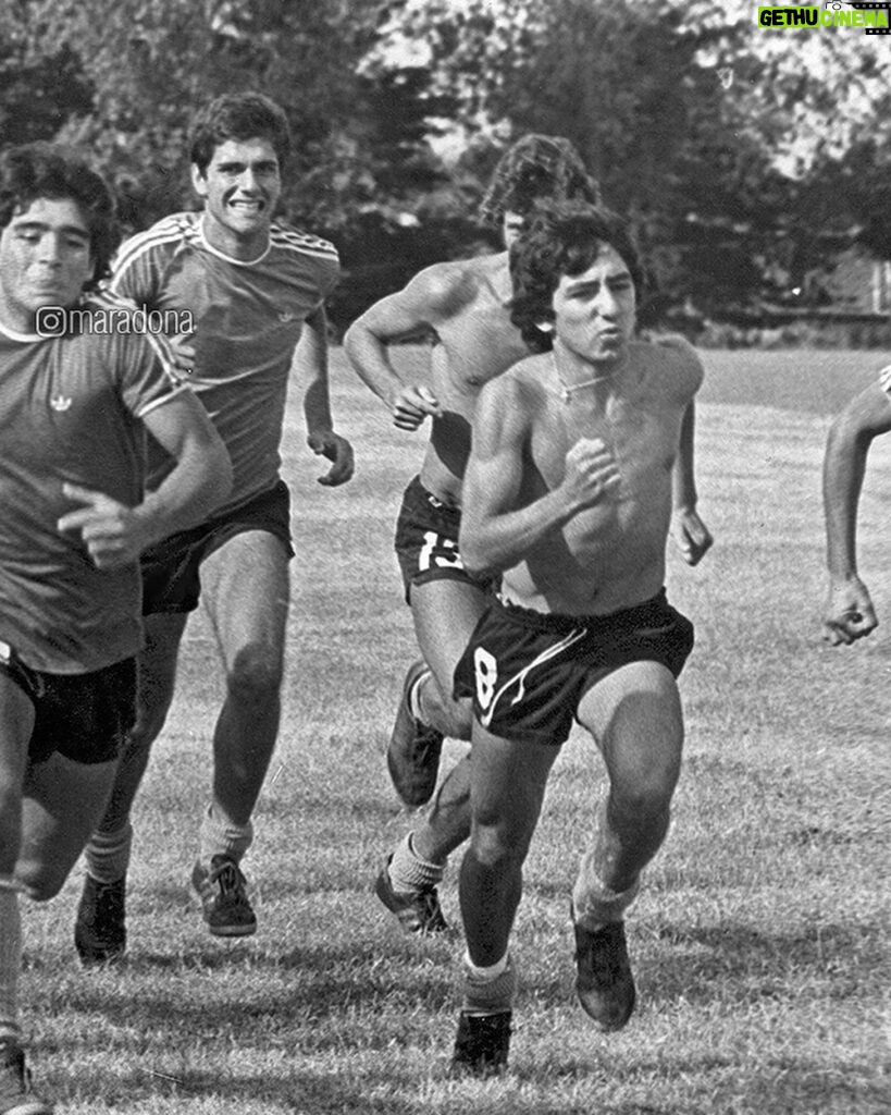 Diego Maradona Instagram - Qué foto, no? Un día como hoy, en el Sudamericano de 1979, la Sub 20 consiguió su pasaje al Mundial de Japón. Fue 1-0 contra Brasil. En el torneo de 1977 no pudieron ganar ningún partido. Pero en el de 1979, salieron vice campeones (como le decían en aquella época). El campeón fue Uruguay, que tenía un equipazo (su arquero Fernando Alves recibió un sólo gol en todo el campeonato), Argentina fue segunda y tercero Paraguay. Estos tres equipos representaron a Sudamérica en el mundial juvenil. En la foto estás con la indumentaria de Brasil, que intercambiaste con el capitán Wagner Basilio. Y en la segunda aparecen Barrerita, @juanesimon60, Bachino, el Pelado Díaz, Rossi, vos, Huguito Alves, Rinaldi y el Pichi Escudero. Un grupo de chicos que nunca dejaron de correr detrás de sus sueños ❤🇦🇷 Montevideo, Uruguay