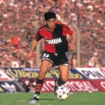 Diego Maradona Instagram – Estabas tan delgado, que parecía que si te soplaban, te caías. Pero de ser así, te hubieses levantado, como tantas otras veces. Un día como hoy, debutabas oficialmente en @newells, contra Independiente. Gracias a todos los hinchas por el cariño constante. Y a Newell’s, que junto con Argentinos y el Lobo, te siguen y te recuerdan en sus cuentas oficiales ❤️