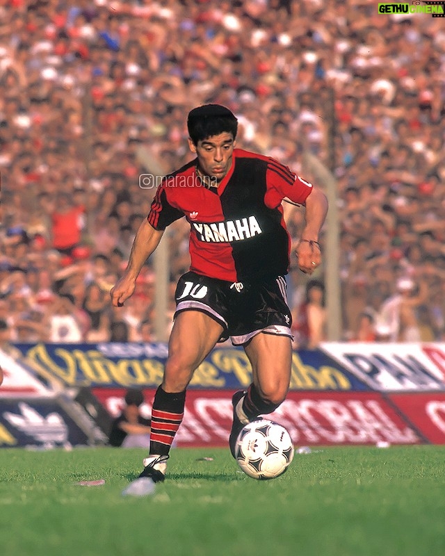 Diego Maradona Instagram - Estabas tan delgado, que parecía que si te soplaban, te caías. Pero de ser así, te hubieses levantado, como tantas otras veces. Un día como hoy, debutabas oficialmente en @newells, contra Independiente. Gracias a todos los hinchas por el cariño constante. Y a Newell’s, que junto con Argentinos y el Lobo, te siguen y te recuerdan en sus cuentas oficiales ❤️