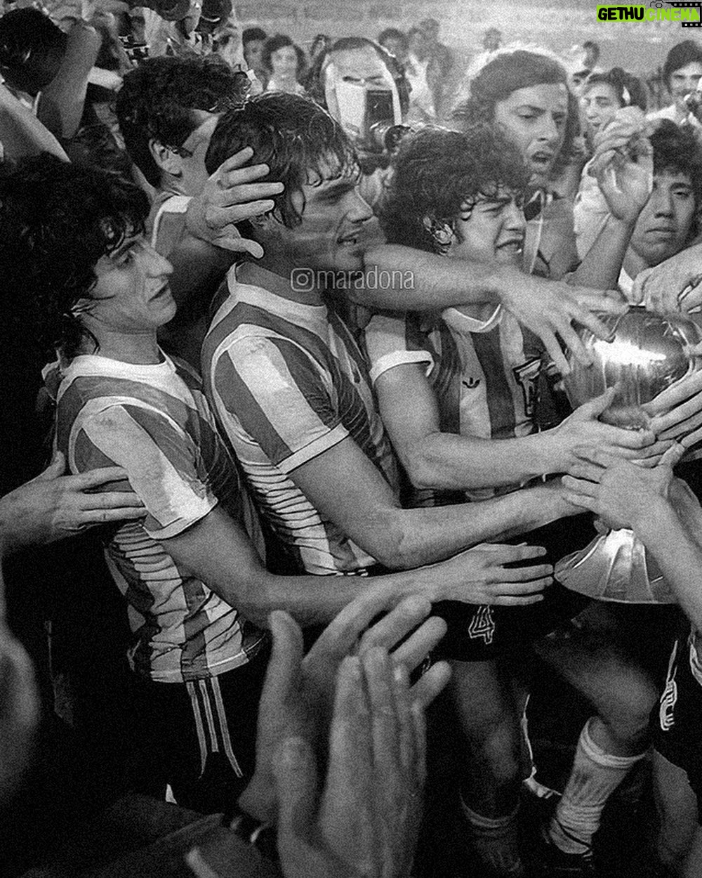 Diego Maradona Instagram - No hay m铆stica, sin memoria. Argentina Campe贸n Mundial Juvenil 1979 馃嚘馃嚪 Tokio