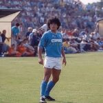 Diego Maradona Instagram - Tu debut con la camiseta del Napoli fue en un amistoso contra el Castel del Piano, el 2 de agosto de 1984. Dos semanas después jugaste otro amistoso contra el River del @beto10alonso. Mientras que tu debut OFICIAL no fue contra el Verona, como dicen. Fue contra el Arezzo, por la Copa Italia. Un abrazo!!! 💙