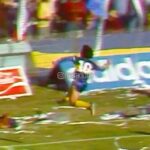 Diego Maradona Instagram - 41 años de este título inolvidable, el único en tu país. Boca Campeón del Metropolitano 1981, con este gol en la final y un sonido ambiente increíble. Beso al cielo, papá ❤️ La Bombonera, Buenos Aires, Argentina