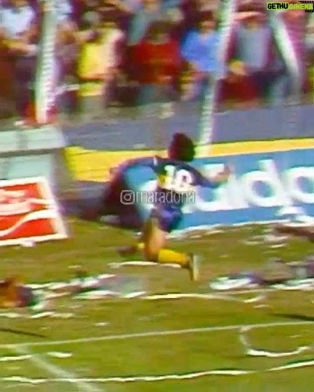 Diego Maradona Instagram - 41 años de este título inolvidable, el único en tu país. Boca Campeón del Metropolitano 1981, con este gol en la final y un sonido ambiente increíble. Beso al cielo, papá ❤️ La Bombonera, Buenos Aires, Argentina