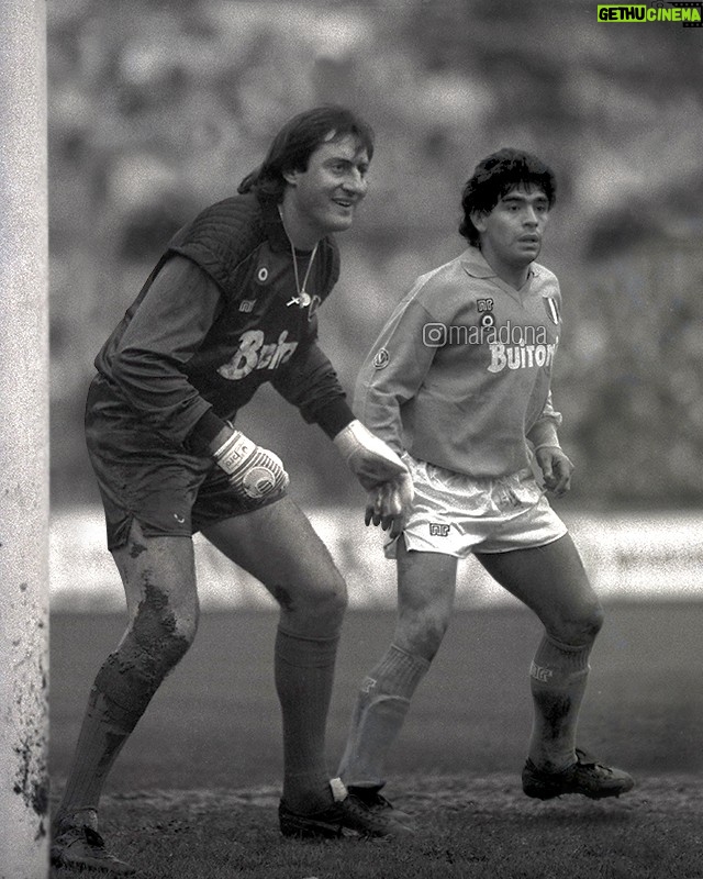 Diego Maradona Instagram - Insieme hanno lasciato tutto per dare la gioia più grande possibile a un'intera città. Caro Garellik, ti immaginiamo pronto a sfidare di nuovo papà, come facevi agli allenamenti del Napoli. Che tu possa riposare in pace, Claudio Garella 💙