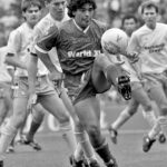Diego Maradona Instagram - Hace 35 años jugaste para el Resto del Mundo, en el Centenario de la Liga Inglesa. Fue un año después del Mundial 1986, así que el abucheo que recibiste en tu salida, y cada vez que tocaste la pelota, fue comprensible. Pudiste estar junto a otras leyendas, como Charlton, Pelé, Ardiles, Platini, Futre, Robson, Elkjaer, Dasaev, Zubizarreta, Julio Alberto, Bagni, Zavarov, Belanov, Lineker, Stoijkovic, Lajos Detari, y otros. Shilton también participó del partido, pero evidentemente no aprovechó la oportunidad para decirte en persona todo lo que dice de vos en los medios 🙄 Wembley Stadium, London