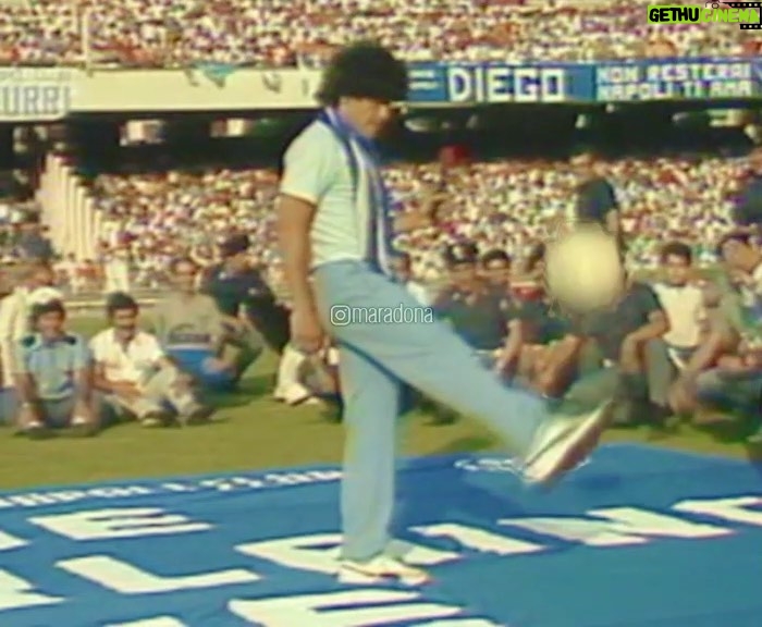 Diego Maradona Instagram - Aquella tarde toda la ciudad de Nápoles estuvo dentro del San Paolo. Fue como si Dios te hubiese depositado justo en el centro del campo, para recibir aquella ovación. Treinta y ocho años después, la número 10 del Napoli sigue siendo tuya 💙