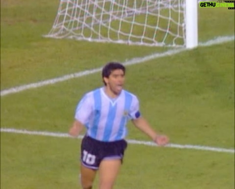 Diego Maradona Instagram - A veces nos preguntamos por qué es tan querida esta selección del '90, a pesar de no haber sido campeona. Ver tu grito de gol, el festejo de @OKGoyco90, la incredulidad del Patón Bauza, el grito desencajado del @Vasco.Olarti16 , las sonrisas del @ChechoBatistaok y @ClaudioCaniggia7, los saltos de @JuaneSimon60 y @R.Sensini, la corrida de @Galindez86ok, tu desahogo y el de @PedroTroglio. Ustedes nos regalaron emoción. En el año del mundial, están más presentes que nunca.