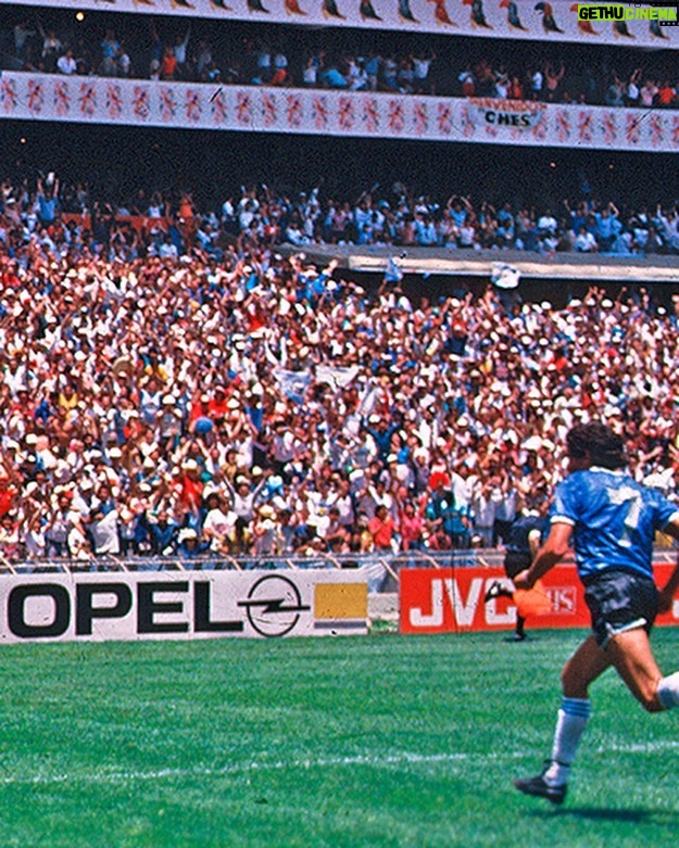 Diego Maradona Instagram - Algunos dicen que con el VAR, no hubieses sido campeón del mundo. Otros, en cambio, creemos que hubieses sido imbatible. Gracias por las emociones, porque son para siempre 🇦🇷🔥 Estadio Azteca, México