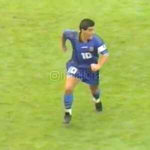 Diego Maradona Instagram - Aún quedan unos minutos para recordar tu último gol con la selección argentina. Fue un día como hoy, contra Grecia, en 1994. En aquél momento nadie creyó en tu regreso. Y fueron pocos los que comprendieron tu festejo frente a la cámara. Algunos, todavía hoy, siguen sin entenderlo. Te escuchamos pedir la pelota y tu grito de gol, y se nos eriza la piel. Los que sí te queremos, te decimos gracias.