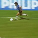 Diego Maradona Instagram - Alguna vez dijiste que querías ser recordado por tu forma de dejar todo en la cancha. Los octavos de final del Mundial '86 contra Uruguay, fueron una muestra de carácter de todo el equipo argentino. Hubo que raspar, aguantar patadas, y crear situaciones. Lo cierto es que salieron a cazarte, y no te escondiste. Hasta te anularon un gol que te hubiese consagrado como goleador del mundial. El gol argentino fue de Pedro Pasculli y la historia cuenta que Uruguay casi lo empató al final. Pero no menciona todas las situaciones que creó Argentina. Vos cambiaste tu camiseta con el Enzo, ¿con quién otro sino? Con Ustedes el clásico sudamericano, Argentina 1 - Uruguay 0.