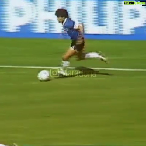 Diego Maradona Instagram - Alguna vez dijiste que querías ser recordado por tu forma de dejar todo en la cancha. Los octavos de final del Mundial '86 contra Uruguay, fueron una muestra de carácter de todo el equipo argentino. Hubo que raspar, aguantar patadas, y crear situaciones. Lo cierto es que salieron a cazarte, y no te escondiste. Hasta te anularon un gol que te hubiese consagrado como goleador del mundial. El gol argentino fue de Pedro Pasculli y la historia cuenta que Uruguay casi lo empató al final. Pero no menciona todas las situaciones que creó Argentina. Vos cambiaste tu camiseta con el Enzo, ¿con quién otro sino? Con Ustedes el clásico sudamericano, Argentina 1 - Uruguay 0.