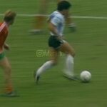 Diego Maradona Instagram - ¿Esto quedó afuera de la película Héroes? Es el último partido de la primera fase, contra Bulgaria. Fue 2-0 con goles de Valdano y de @jburruchaga. ¿Cómo hubiera sido aquél mundial de 1986 con redes sociales? Sólo estaban la radio, la TV y los diarios, y Ustedes tuvieron que jugar también contra todos ellos ❤️