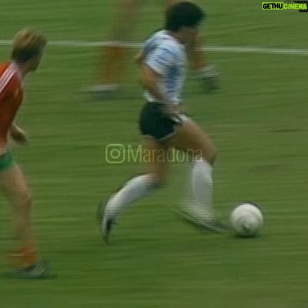 Diego Maradona Instagram - ¿Esto quedó afuera de la película Héroes? Es el último partido de la primera fase, contra Bulgaria. Fue 2-0 con goles de Valdano y de @jburruchaga. ¿Cómo hubiera sido aquél mundial de 1986 con redes sociales? Sólo estaban la radio, la TV y los diarios, y Ustedes tuvieron que jugar también contra todos ellos ❤