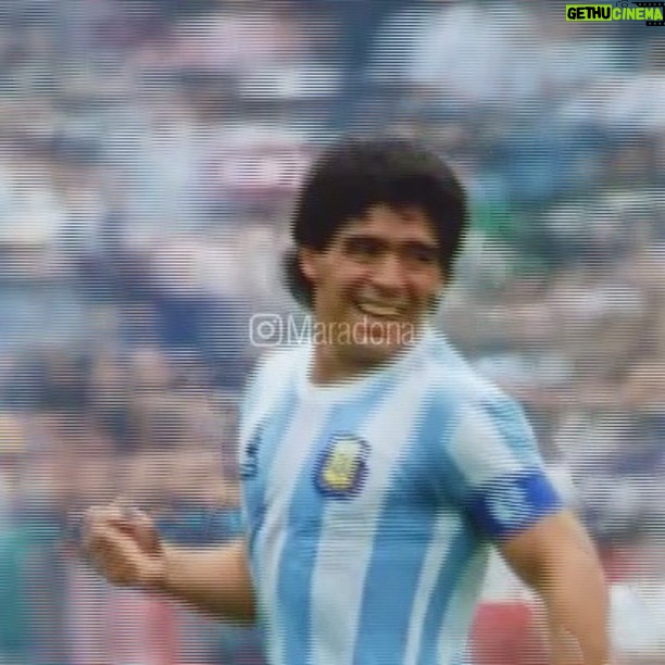Diego Maradona Instagram - Hoy queremos recordar tu debut en el mundial de 1986, contra Corea del Sur. Tratamos de incluir todos tus toques, tus tres asistencias, todas las patadas, alguna trompada, un caño hermoso, y tu insulto del final. Y mencionar, a la pasada, que los coreanos sólo recibieron dos amarillas. La primera, a los 44 minutos. Nos hubiese gustado mucho verte jugar en las condiciones actuales, te hubiésemos disfrutado todavía más. Afirmar que hoy los jugadores te deben a vos el Fair Play suena demasiado pretencioso, sí. Pero no descabellado. Sos el jugador al que más fouls le cometieron en la historia de las copas del mundo. Besos al cielo papá ❤️