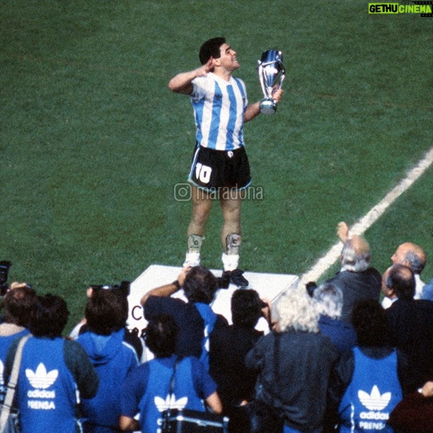 Diego Maradona Instagram - 1993: Copa Artemio Franchi. Argentina, campeón de América, contra el campeón de Europa, Dinamarca. Fue tu último título oficial. Las fotos con @claudiocaniggia7, autor del gol, y con Goyco, que atajó dos penales aquella noche. Tu club no te dejaba venir a jugar, pero viniste igual. La Finalissima de este Miércoles tiene tres hitos en tu carrera: Argentina, Italia e Inglaterra. El destino, igual que todos nosotros, se empeña en recordarte permanentemente 🇦🇷