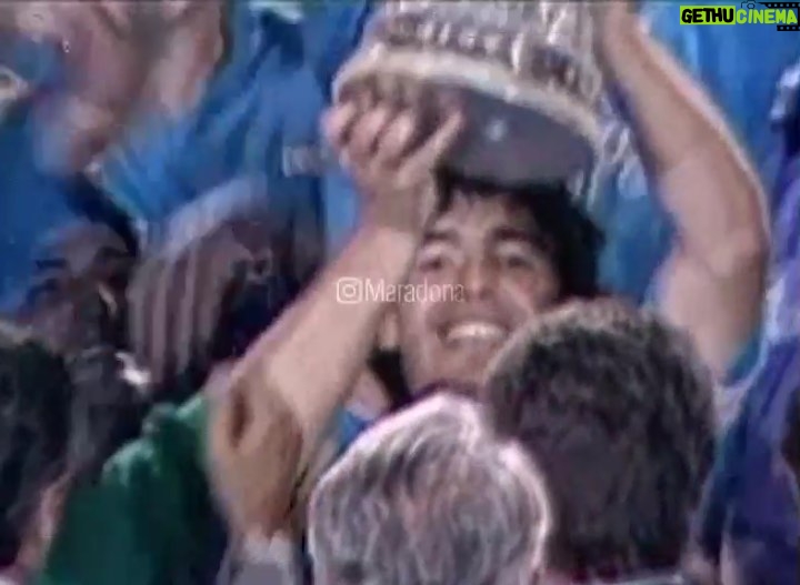 Diego Maradona Instagram - Coppa UEFA 1989: Paok, Lokomotive, Bordeaux, Juventus, Bayern, Stoccarda. Non è stato facile, ecco perché è così bello ricordarlo. Forza Napoli sempre!!! 💙
