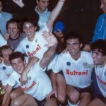 Diego Maradona Instagram - Ver tu cara de satisfacción, mientras ves festejar a tus compañeros de aquél Napoli, lo dice todo. Fuiste un amante del fútbol y de sus jugadores, sobre todo de tus compañeros de equipo, en todos los clubes donde jugaste. Siempre los defendiste y respetaste, dentro y fuera del campo 💙 Stadio San Paolo