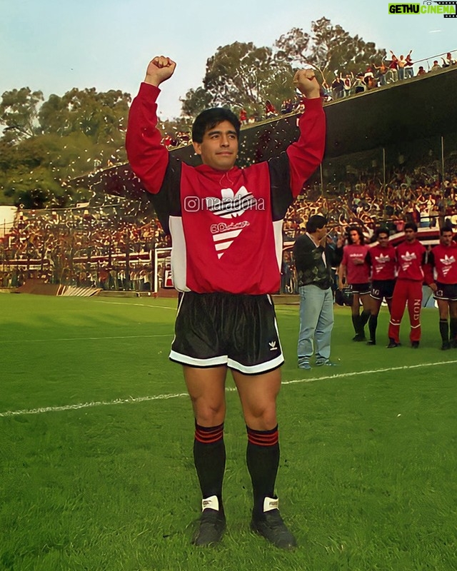 Diego Maradona Instagram - Justo un día como hoy, en 1993, llegaste a Rosario. @Newells te abrió las puertas de su casa, y la hinchada, el corazón ❤️🖤 Rosario, Santa Fe