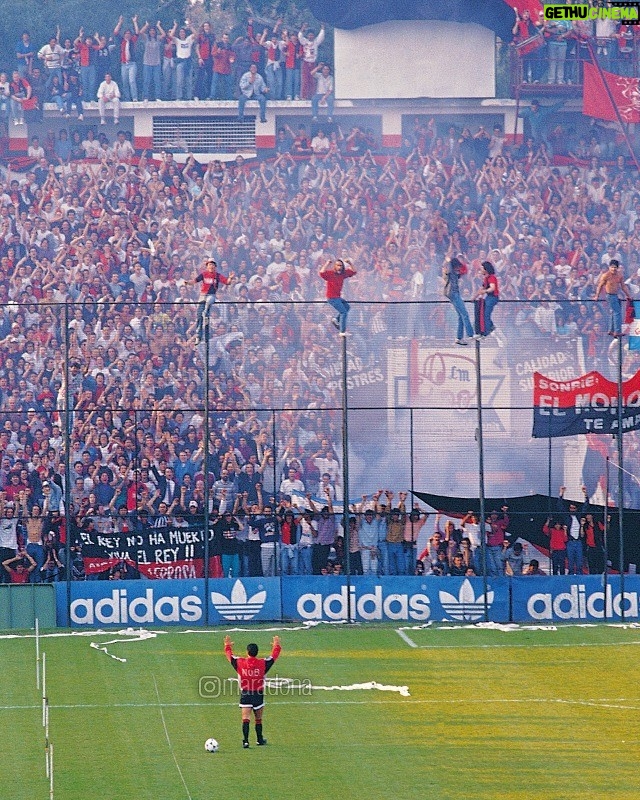 Diego Maradona Instagram - Justo un día como hoy, en 1993, llegaste a Rosario. @Newells te abrió las puertas de su casa, y la hinchada, el corazón ❤️🖤 Rosario, Santa Fe