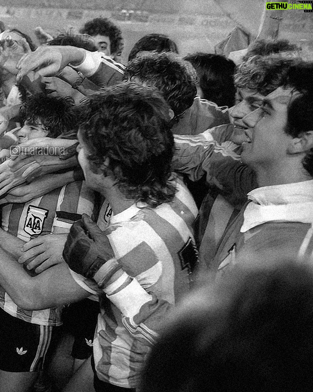 Diego Maradona Instagram - No hay m铆stica, sin memoria. Argentina Campe贸n Mundial Juvenil 1979 馃嚘馃嚪 Tokio