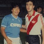 Diego Maradona Instagram - Tu debut con la camiseta del Napoli fue en un amistoso contra el Castel del Piano, el 2 de agosto de 1984. Dos semanas después jugaste otro amistoso contra el River del @beto10alonso. Mientras que tu debut OFICIAL no fue contra el Verona, como dicen. Fue contra el Arezzo, por la Copa Italia. Un abrazo!!! 💙