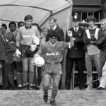 Diego Maradona Instagram - Hace 35 años jugaste para el Resto del Mundo, en el Centenario de la Liga Inglesa. Fue un año después del Mundial 1986, así que el abucheo que recibiste en tu salida, y cada vez que tocaste la pelota, fue comprensible. Pudiste estar junto a otras leyendas, como Charlton, Pelé, Ardiles, Platini, Futre, Robson, Elkjaer, Dasaev, Zubizarreta, Julio Alberto, Bagni, Zavarov, Belanov, Lineker, Stoijkovic, Lajos Detari, y otros. Shilton también participó del partido, pero evidentemente no aprovechó la oportunidad para decirte en persona todo lo que dice de vos en los medios 🙄 Wembley Stadium, London