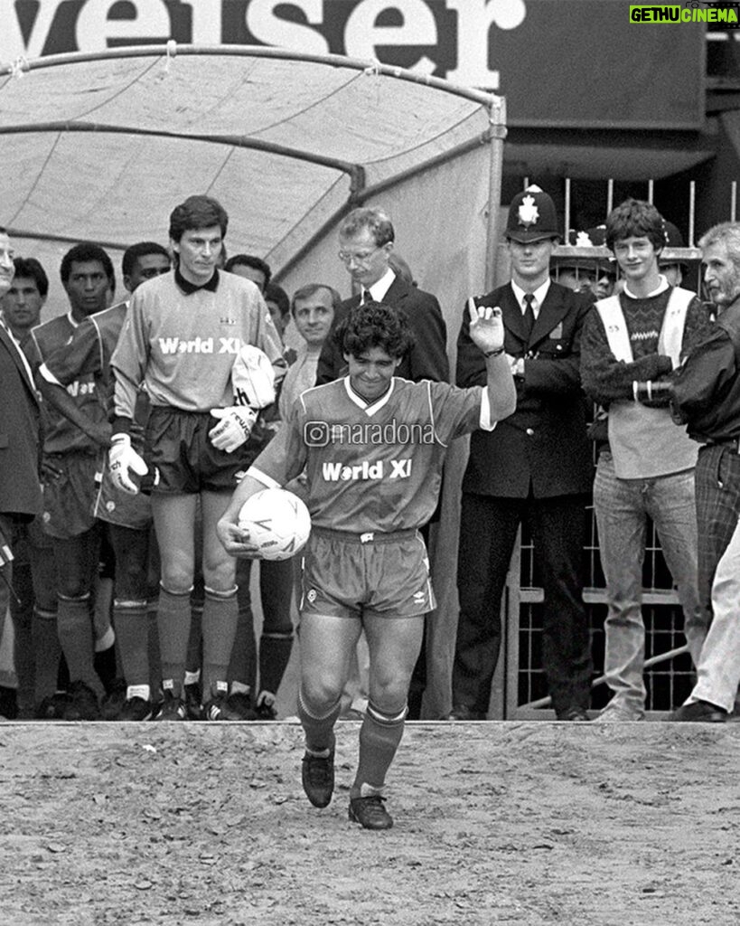 Diego Maradona Instagram - Hace 35 años jugaste para el Resto del Mundo, en el Centenario de la Liga Inglesa. Fue un año después del Mundial 1986, así que el abucheo que recibiste en tu salida, y cada vez que tocaste la pelota, fue comprensible. Pudiste estar junto a otras leyendas, como Charlton, Pelé, Ardiles, Platini, Futre, Robson, Elkjaer, Dasaev, Zubizarreta, Julio Alberto, Bagni, Zavarov, Belanov, Lineker, Stoijkovic, Lajos Detari, y otros. Shilton también participó del partido, pero evidentemente no aprovechó la oportunidad para decirte en persona todo lo que dice de vos en los medios 🙄 Wembley Stadium, London