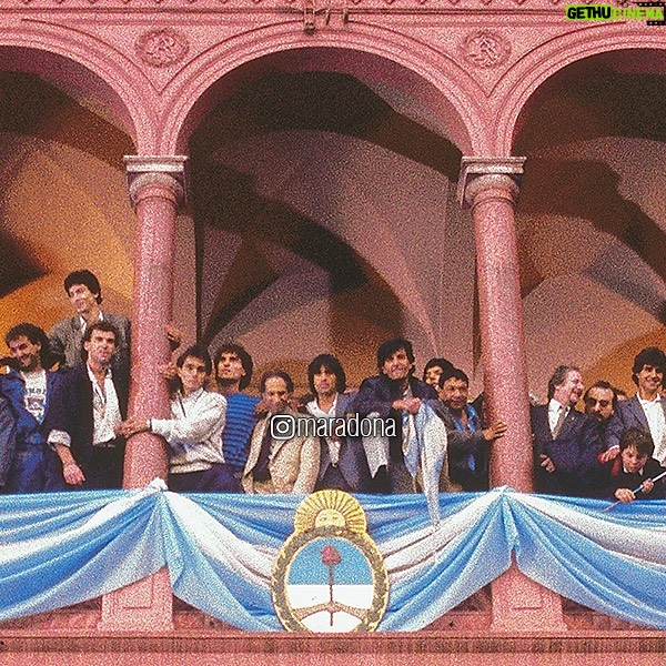 Diego Maradona Instagram - Todos gritaban "Maradoooo". Y vos gritabas "Argentina". Por un momento, Ustedes unieron a un país, y le hicieron creer que sí se puede. Gracias muchachos, vamos 🇦🇷 CasaRosada 2019-2023