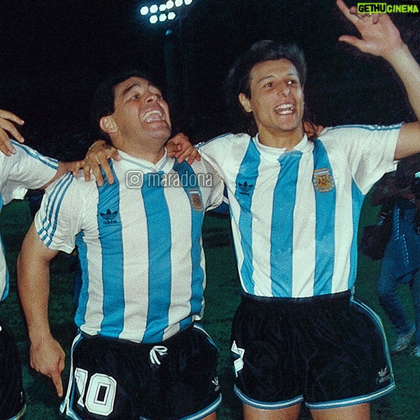 Diego Maradona Instagram - 1993: Copa Artemio Franchi. Argentina, campeón de América, contra el campeón de Europa, Dinamarca. Fue tu último título oficial. Las fotos con @claudiocaniggia7, autor del gol, y con Goyco, que atajó dos penales aquella noche. Tu club no te dejaba venir a jugar, pero viniste igual. La Finalissima de este Miércoles tiene tres hitos en tu carrera: Argentina, Italia e Inglaterra. El destino, igual que todos nosotros, se empeña en recordarte permanentemente 🇦🇷