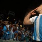 Diego Maradona Instagram - 1993: Copa Artemio Franchi. Argentina, campeón de América, contra el campeón de Europa, Dinamarca. Fue tu último título oficial. Las fotos con @claudiocaniggia7, autor del gol, y con Goyco, que atajó dos penales aquella noche. Tu club no te dejaba venir a jugar, pero viniste igual. La Finalissima de este Miércoles tiene tres hitos en tu carrera: Argentina, Italia e Inglaterra. El destino, igual que todos nosotros, se empeña en recordarte permanentemente 🇦🇷