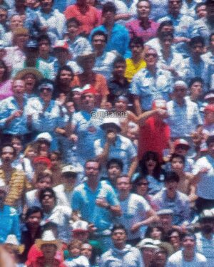 Diego Maradona Instagram - Miren bien todas esas caras. Con esa misma expectativa y emoción, les deseamos que este 2022 sea un GOLAZO!!! ❤️
. . . . . . . . . .
Guarda bene tutte quelle facce. Con quella stessa speranza ed emozione... che questo 2022 sia un GRAN GOL!!! ❤️
. . . . . . . . . .
Look closely at all those faces. With that same expectation and excitement, we wish you that this 2022 be a GREAT GOAL!!! ❤️