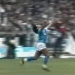Diego Maradona Instagram - Hoy juegan Verona y Napoli, como hace exactamente 38 años atrás. Aquella vez fue victoria por 5-0 frente al último campeón del Scudetto. Y uno de los goles fue este, al querido y recordado Giuliano Giuliani. "Fue un gol lindo, porque fue desde lejos", dijiste al terminar el partido💙 #forzanapolisempre Stadio Diego Armando Maradona