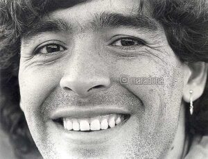 Diego Maradona Instagram - "No hay dos fuegos iguales. Hay fuegos grandes, fuegos chicos y fuegos de todos los colores. Hay gente de fuego sereno, que ni se entera del viento. Y gente de fuego loco, que llena el aire de chispas. Algunos fuegos, fuegos bobos, no alumbran ni queman. Pero otros arden la vida con tanta pasión, que no se puede mirarlos sin parpadear, y quien se acerca se enciende" (Eduardo Galeano).
- - -
Tus hijos queremos que tu fuego inigualable no se apague nunca. Por eso vamos a mantener activas tus redes, para que todos los que te quieren y admiran, tengan un lugar donde poder rendirte el homenaje que vos merecés ❤️.