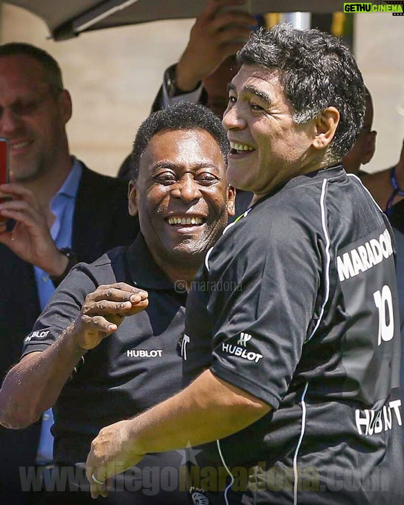Diego Maradona Instagram - Quiero sumarme a este homenaje universal, muy felices 80 años de vida Rey @Pele!!!