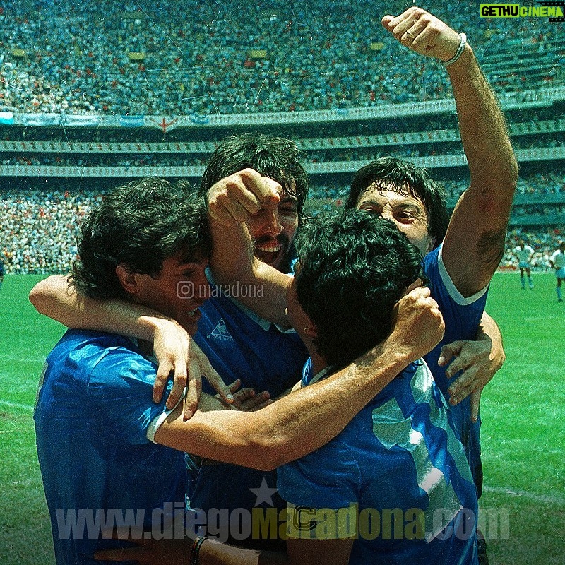 Diego Maradona Instagram - ¿A quién le estabas gritando el gol, Vasco Olarticoechea? Ah, claro... Muy feliz cumpleaños querido @Vasco.Olarti16!!! 💪🇦🇷 Estadio Azteca