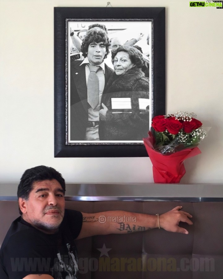 Diego Maradona Instagram - Feliz Día Mama, te amo, te extraño. Les deseo de corazón, un feliz día a todas las madres, en especial a mis hermanas, Ana, Kiti, Lili, Mari y Cali ❤