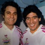 Diego Maradona Instagram - Huguito, esta foto te la pedí yo en cancha de Ferro. Uno puede salir todos los días en la tele, o en las revistas. Pero no hay caso, es la gente la que elige a sus ídolos. Porque son genuinos, como vos Hugo Arana. Que en paz descanses, genio.