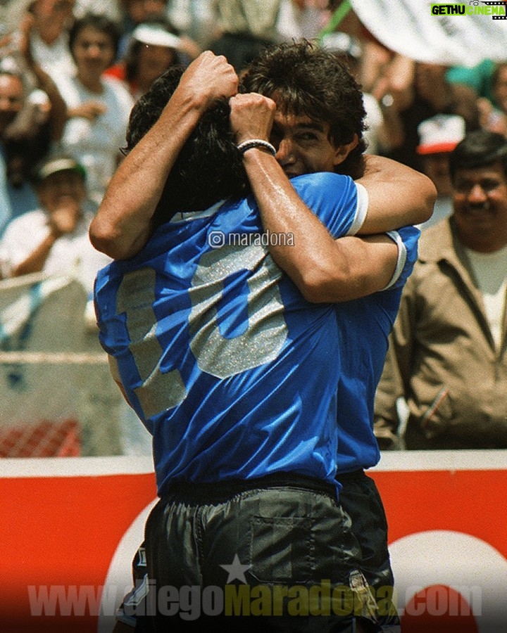 Diego Maradona Instagram - Ojalá pudiese contar todas las barbaridades que me dijiste en este abrazo... Muy feliz cumple Burru querido, @JBurruchaga!!! Estadio Azteca