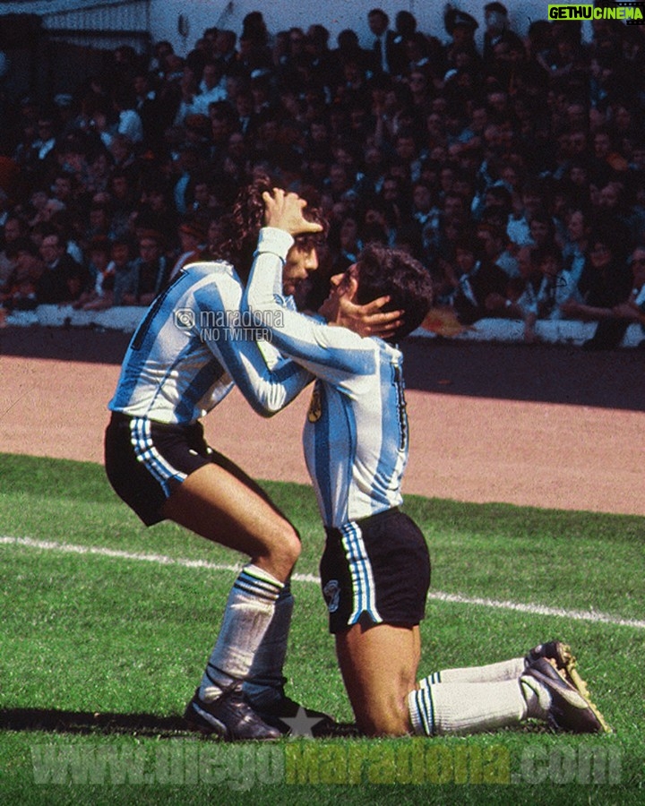 Diego Maradona Instagram - ¡¡¡Muy feliz cumpleaños @DanielRanaValencia!!! ¿Se acuerda de este abrazo? Fue mi primer gol en la selección argentina, contra Escocia. Y usted estaba ahí, conmigo. Por muchos abrazos más como este, compadre. ¡¡¡Saludos para toda la familia!!! Glasgow, Scotland