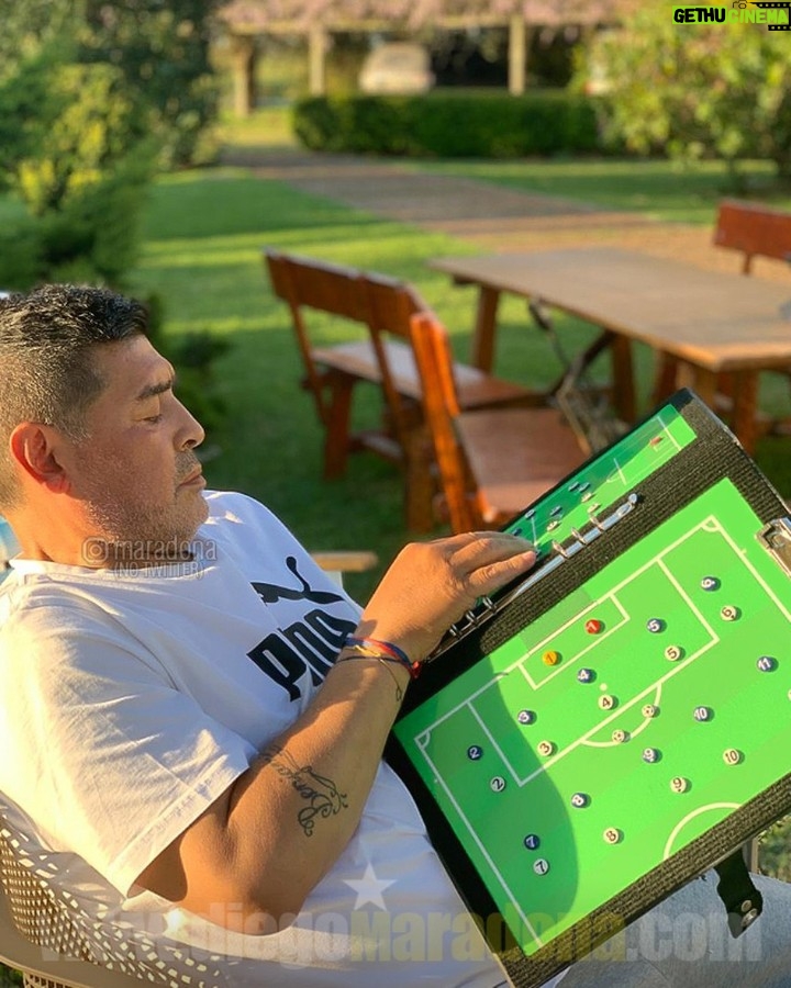 Diego Maradona Instagram - Preparando el equipo del Lobo para el amistoso de mañana, con San Lorenzo. Vamos con el respeto de siempre, pero sin miedo, porque creo en mis jugadores. Vamos @Gimnasia_Oficial!!! 💙🐺