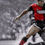 Diego Maradona Instagram - A veces es difícil explicar que no fuiste un superhéroe. Esta foto es de hace exactamente 30 años, en tu debut oficial en @newells, contra el Rojo de Avellaneda. Volvías a jugar después de tres meses de inactividad. Y aunque fue derrota, el regreso fue tu verdadera victoria. Te amamos papá❤️ Estadio de Independiente